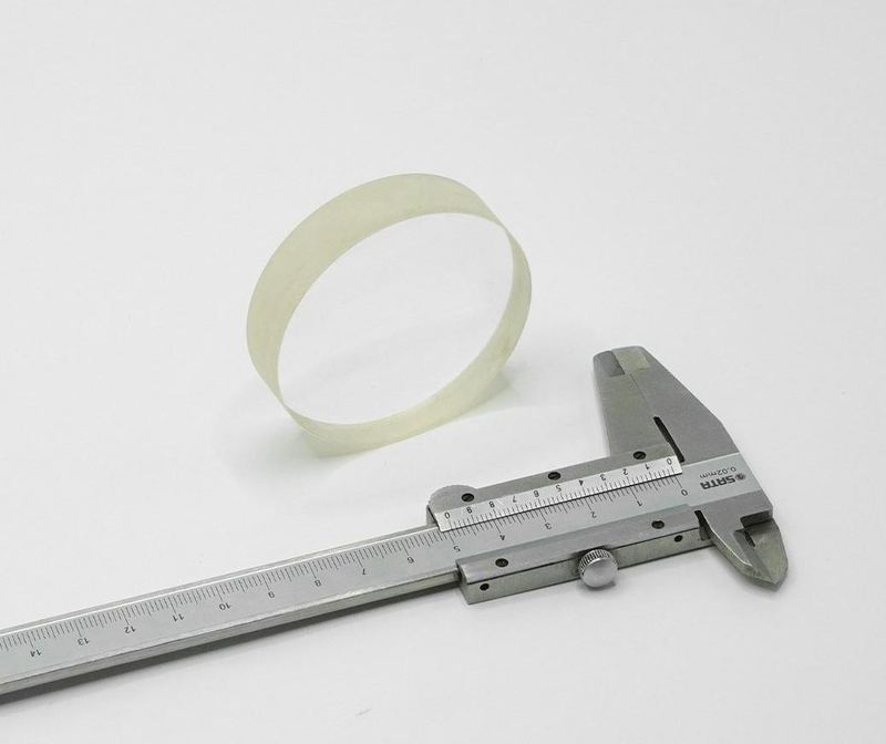 以卡尺量測的氟化鈣單晶坯料